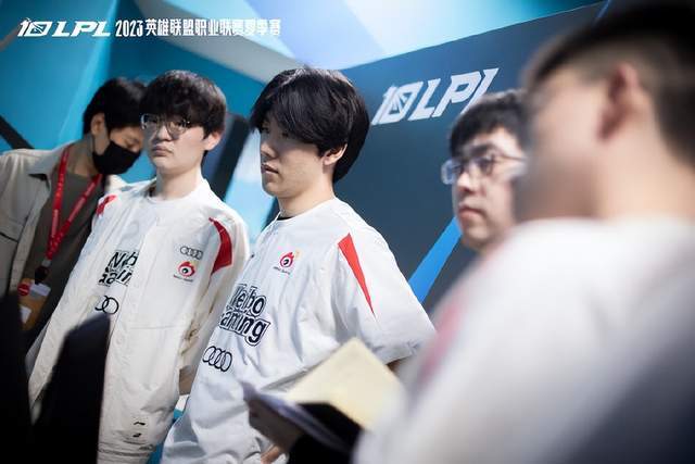 的努力与坚 的努力与坚